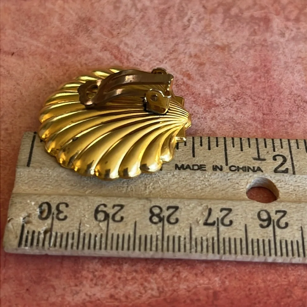 Vintage Spanish Damascene scallop shell clip earrings with center faux pearls - Picture 7 of 7